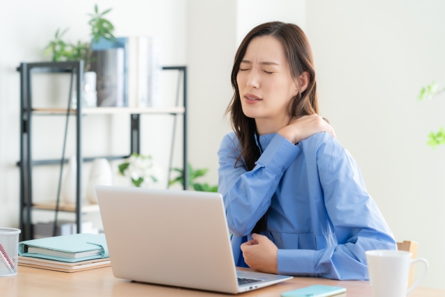 デスクワーク女性に多い不調とその改善運動