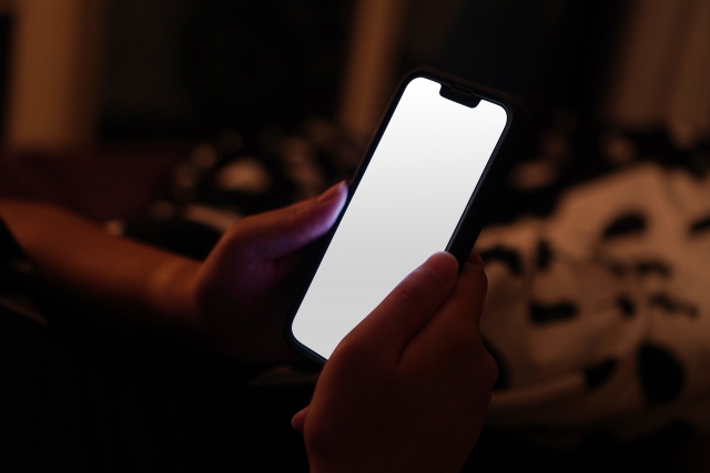 寝る前スマホが眠りを浅くする仕組み