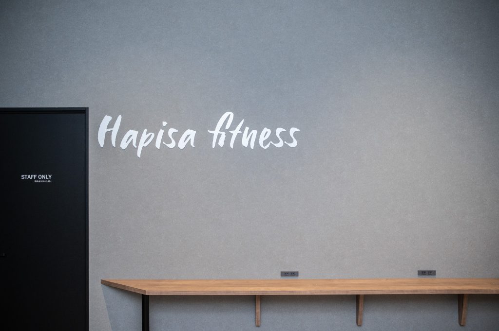 戸畑deカフェのような清潔感あるジム空間